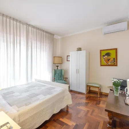 Two Elegant - Metro A Guest house